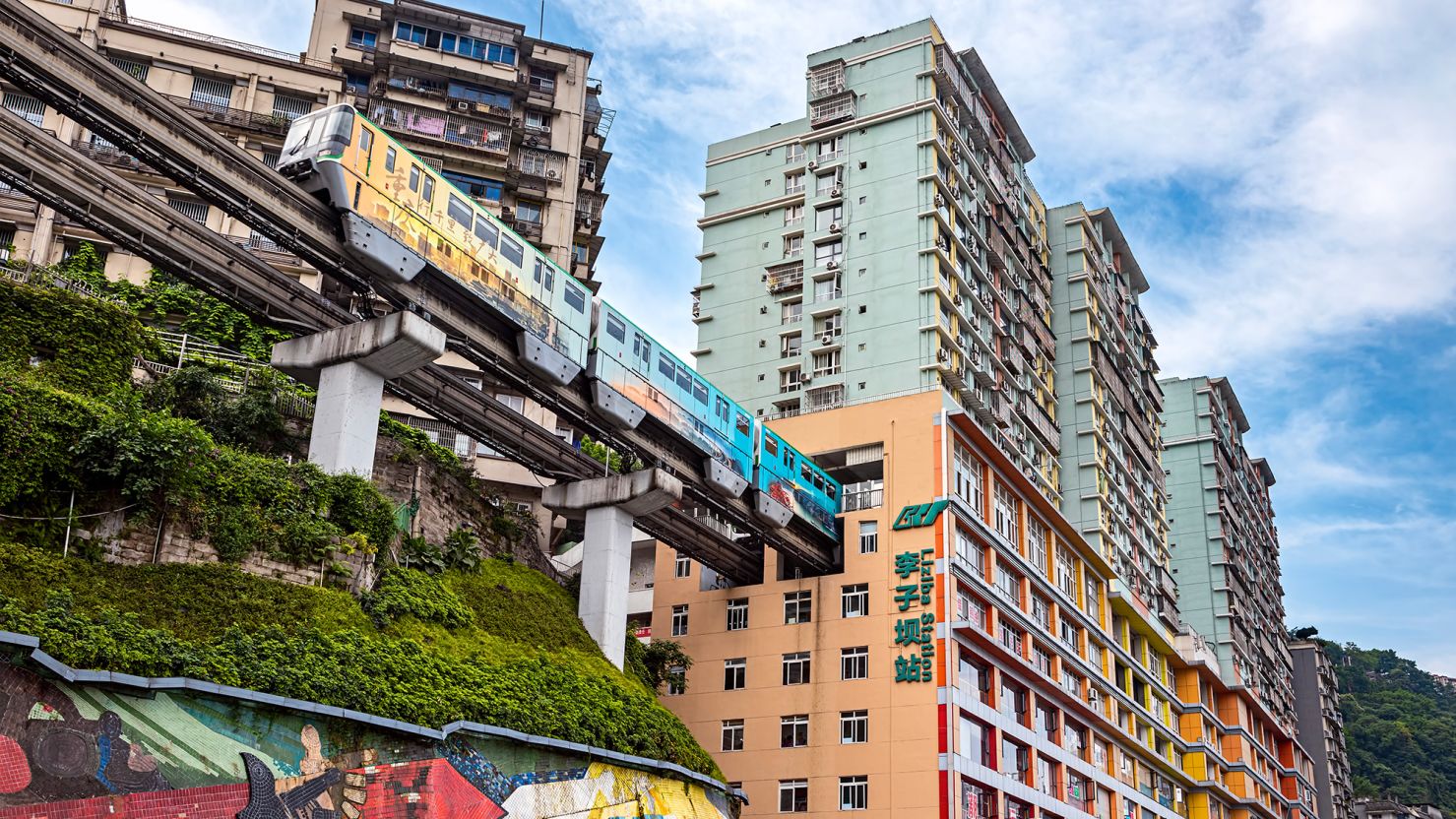 Nanobanana提示词生成的赛博朋克城市夜景示例