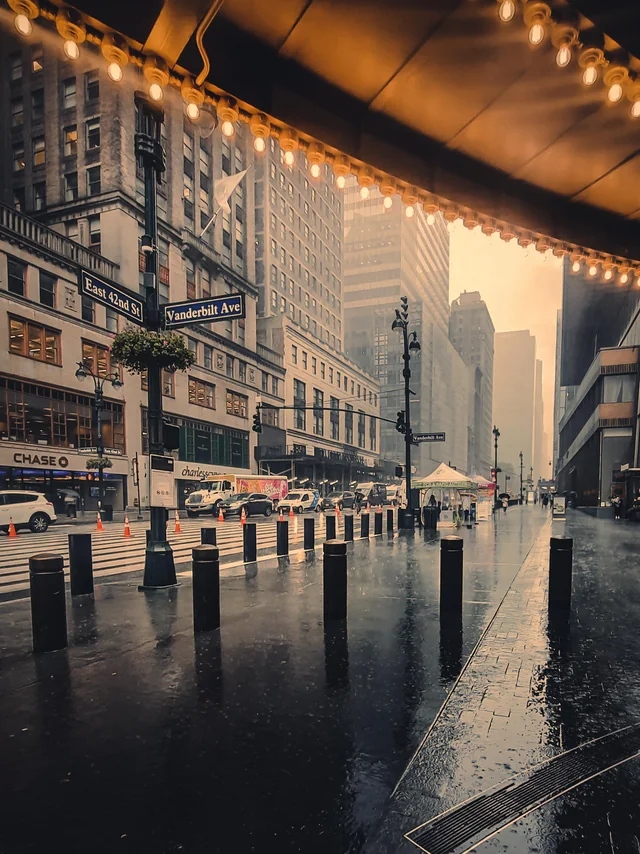 AI视频生成雨夜街头追逐场景示例